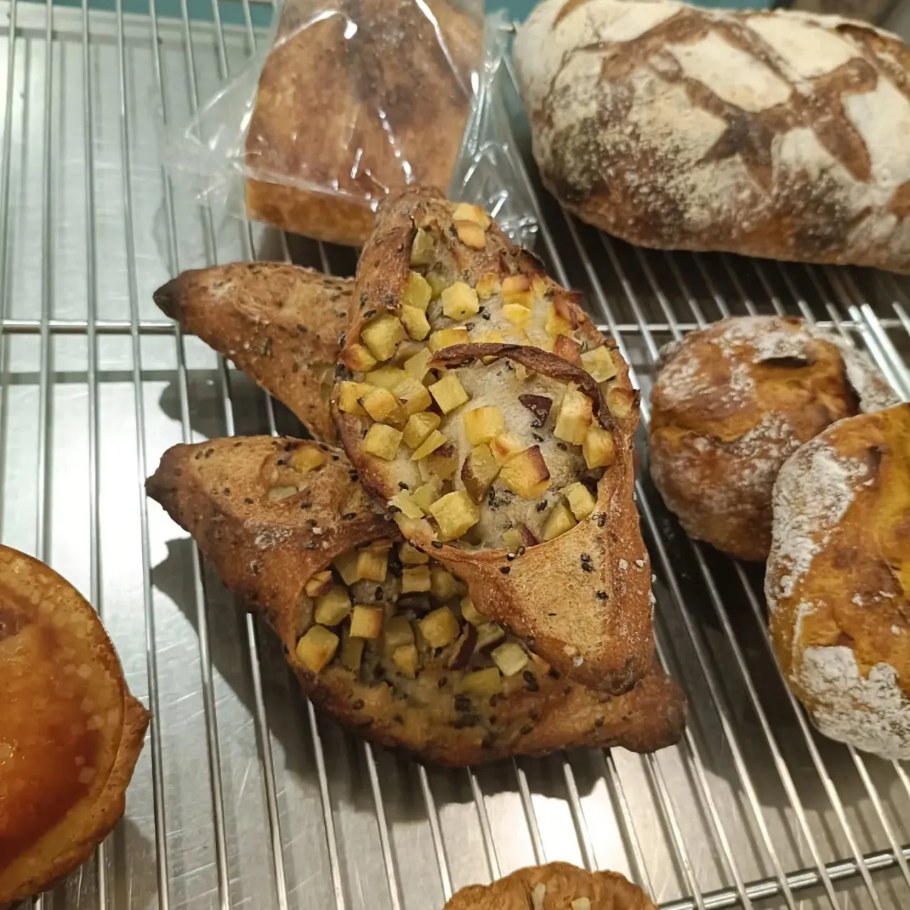 🍂🥖 秋の新商品、続々スタートしています！ 🍠🌰