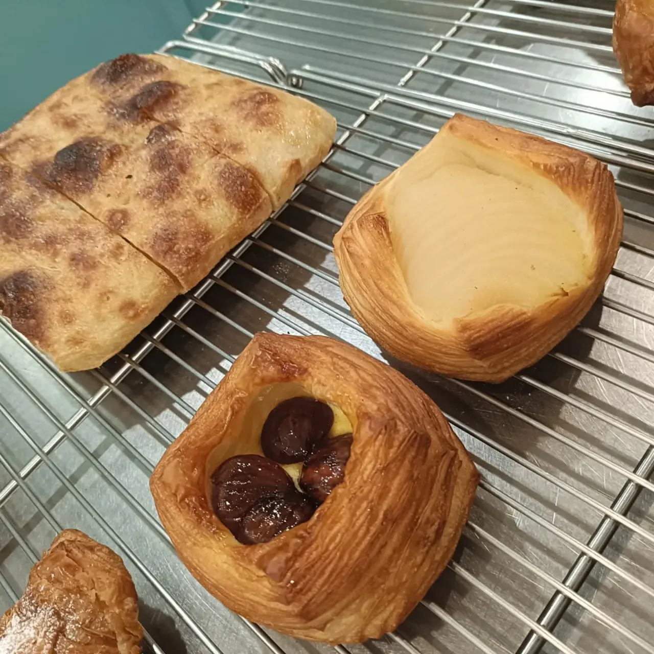 🍂🥖 秋の新商品、続々スタートしています！ 🍠🌰